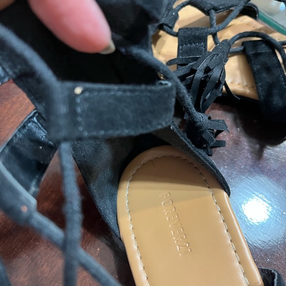 Gladiator Women's black flat sandals, size 8, worn once - Picture 8 of 8